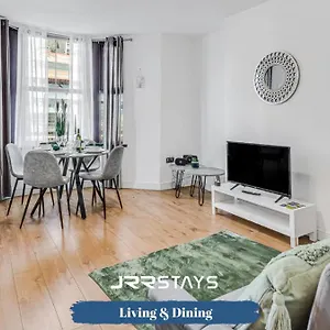 Stylish 2 Bedroom Sleeps 6 Wi-fi - Jrr Apartment